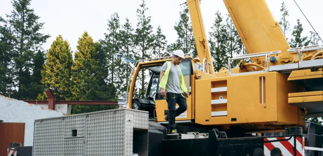 Operador de grúa industrial en zona de construcción